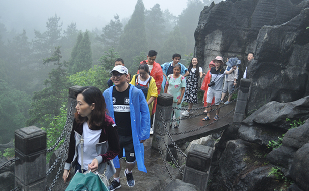 司組織了全體員工赴黑山谷、龍鱗石海風景區(qū)二日游活動